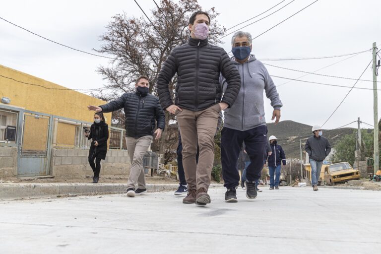 Pavimentan calles en el barrio Laprida