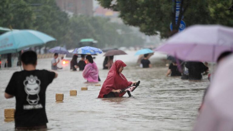 China: al menos 25 fallecidos y 200.000 evacuados por inundaciones