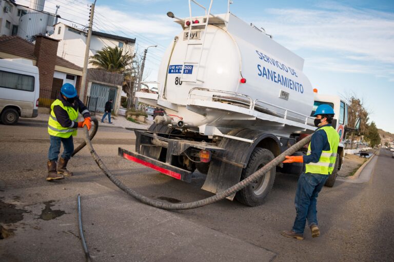 La SCPL instala válvulas para mejorar la distribución de agua en Comodoro
