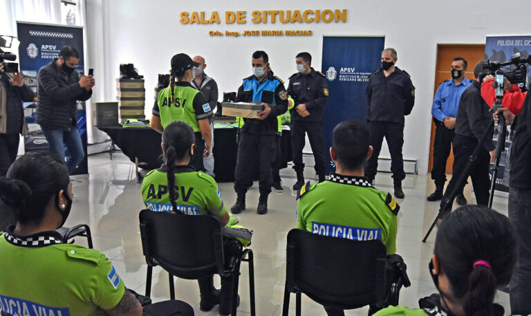 El Gobierno del Chubut entregó indumentaria a personal de Seguridad Vial