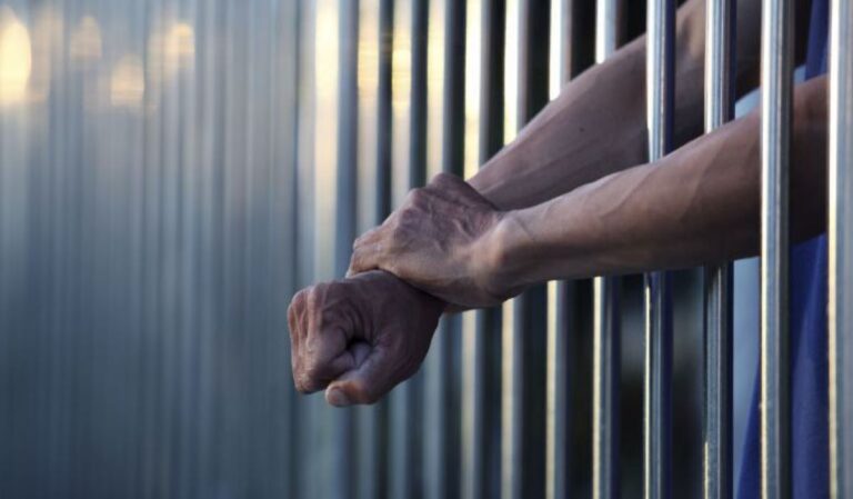 Está preso por violación, pidió más tiempo de recreo y que no fumen en su celda