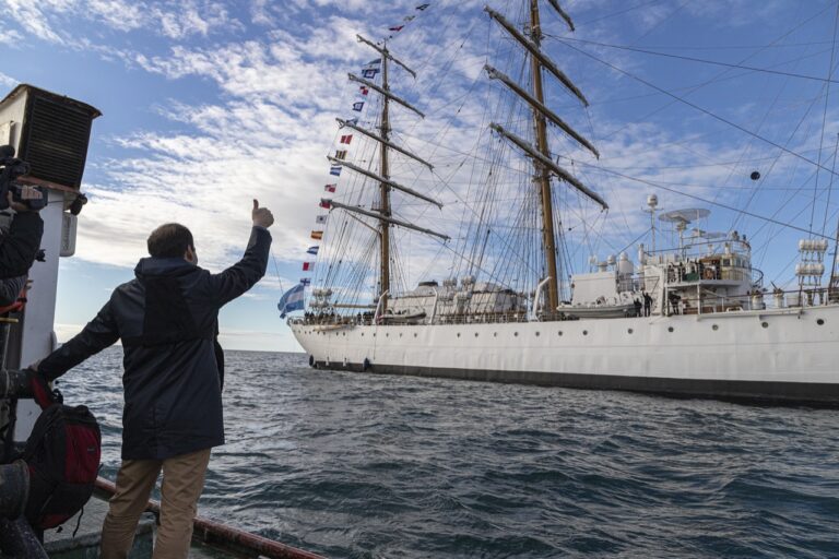 Comodoro recibió a la Fragata ARA Libertad