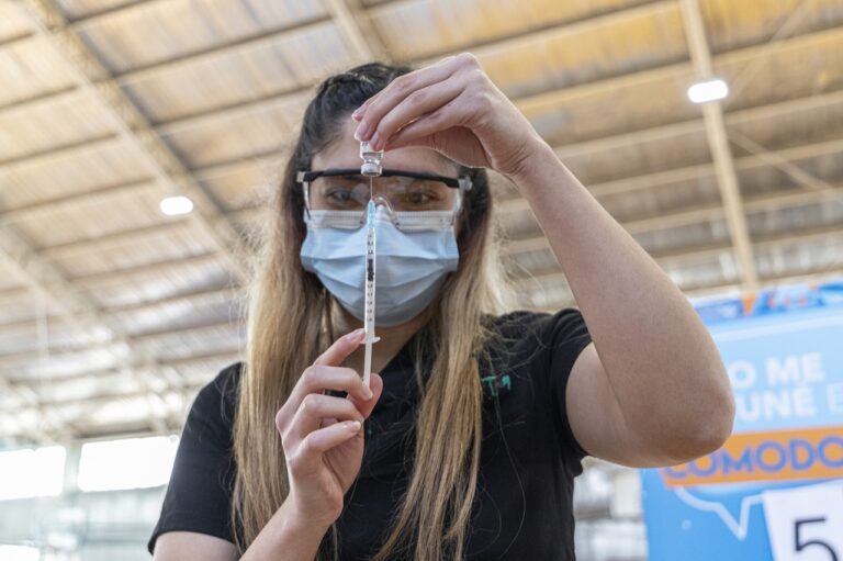 Inició la vacunación sin turno contra el coronavirus en todos los CAPS de Comodoro