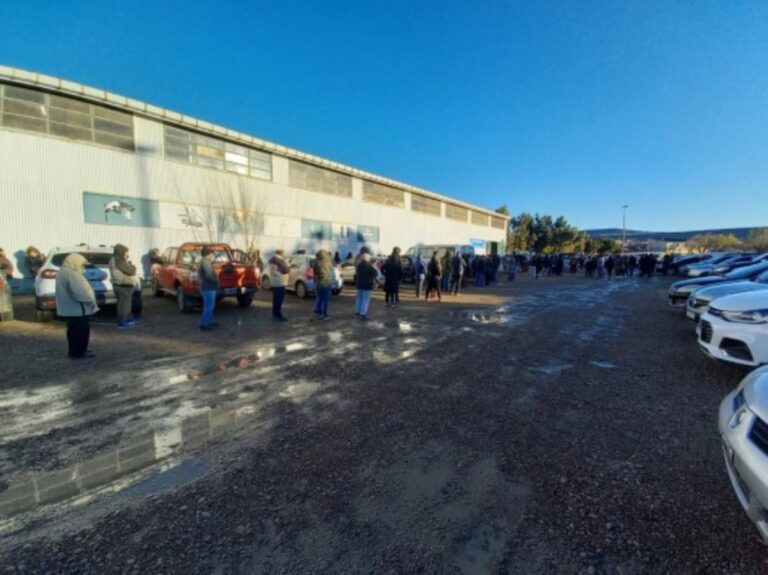 Comodoro: Se dieron turnos de más y hubo largas filas para vacunarse en el Gimnasio N°2