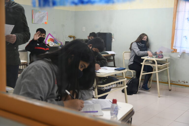 Educación pone en marcha un dispositivo para estudiantes secundarios con materias previas