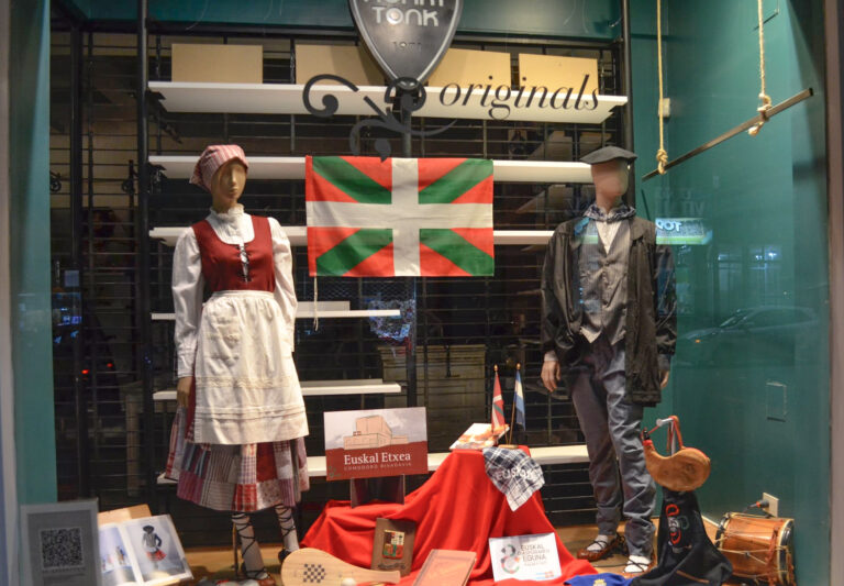 Los comercios del centro vuelven a vestir sus vidrieras para celebrar el Día del Inmigrante