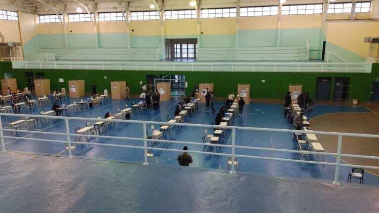 El personal de Deportes municipal trabajó en la logística durante las elecciones