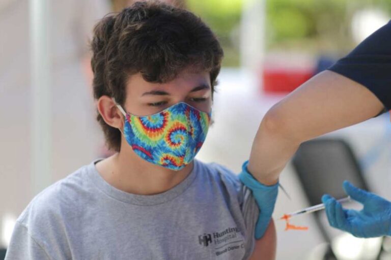 El Gobierno autorizó la aplicación de la vacuna Moderna para mayores de 12 años