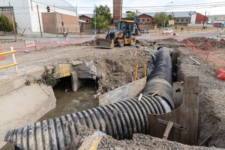Continúa a buen ritmo la obra de ensanchamiento del canal de avenida Roca