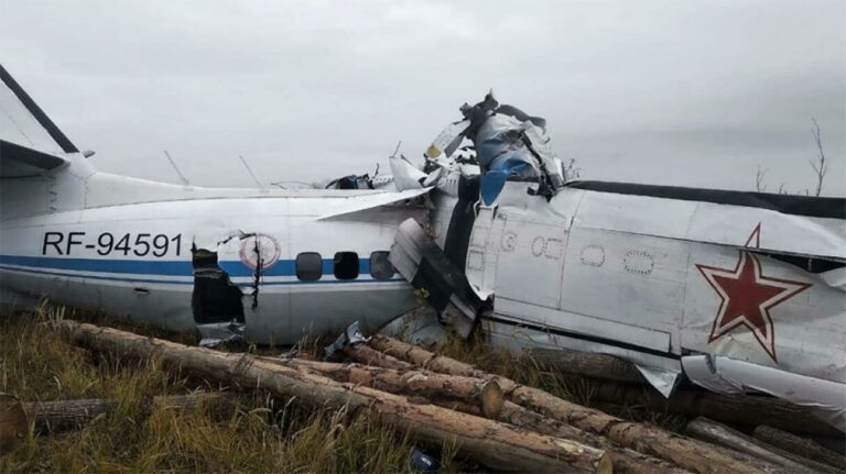 Murieron 16 personas al estrellarse un avión en Rusia