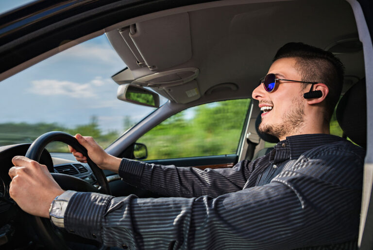 Multarán conductores que usen manos libres o auriculares para manejar