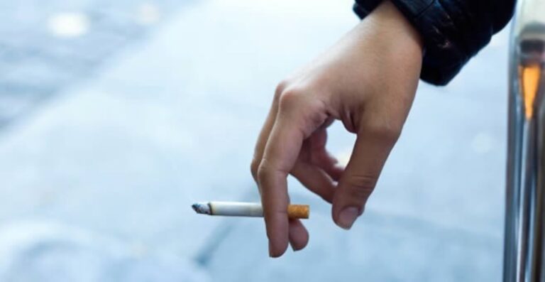 Rada Tilly: Buscan multar a quienes tiren colillas de cigarrillos en los espacios públicos