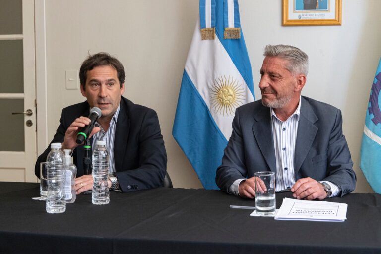 Luque participó de la firma de contratos de dos obras fundamentales para Comodoro