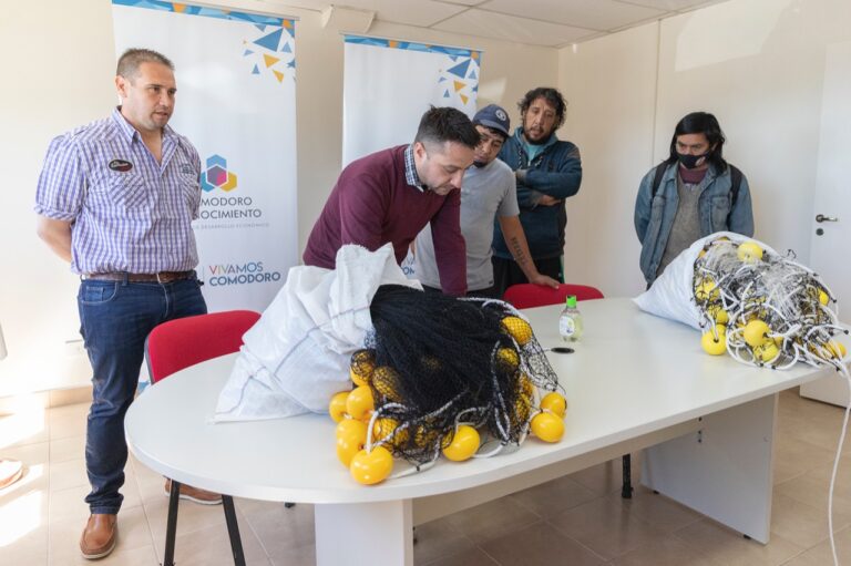 Apoyan a los pescadores artesanales de Comodoro con herramientas de trabajo