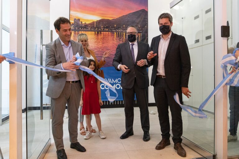 Luque inauguró la primera casa de Comodoro en Buenos Aires