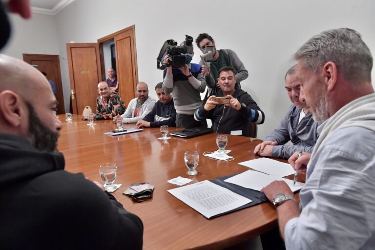 Arcioni rubricó el acta acuerdo de recomposición salarial para la Policía del Chubut