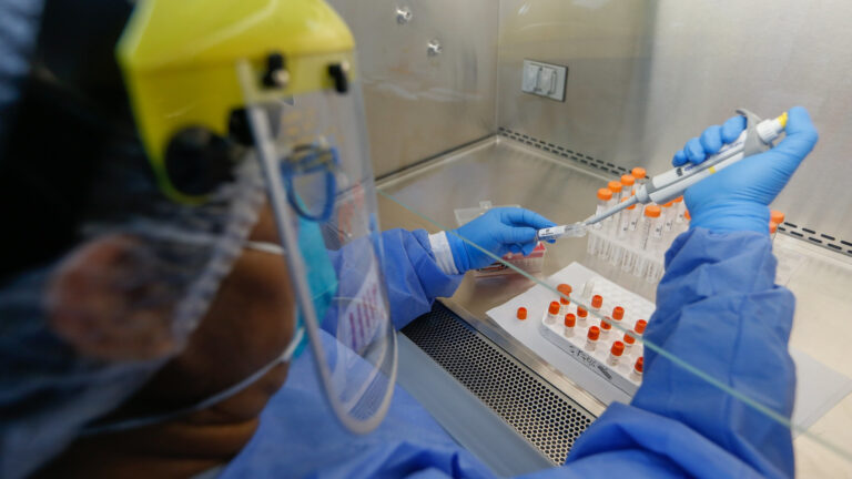La OMS informó que la variante Ómicron ya fue detectada en 110 países 