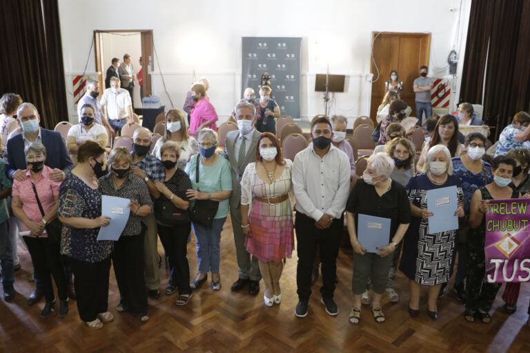 Arcioni entregó aportes económicos a Centros de Jubilados y Pensionados