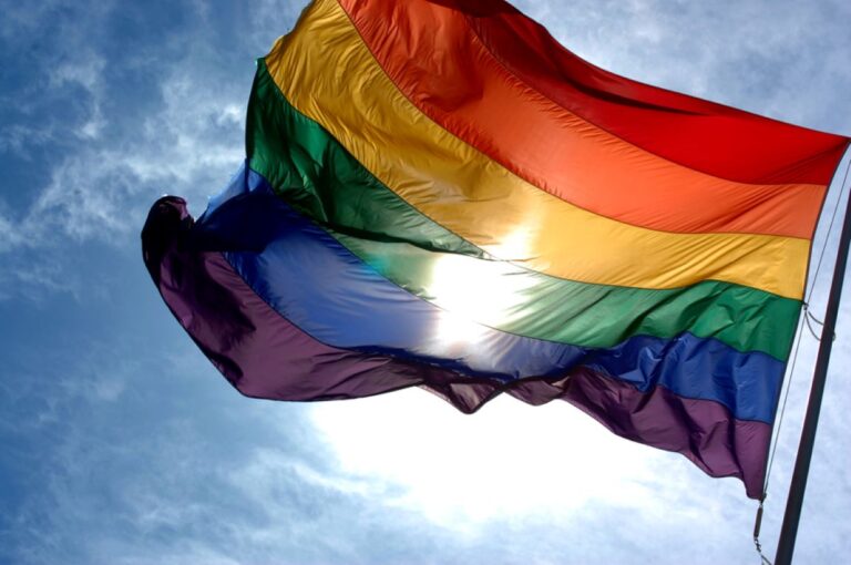 Qatar permite a la comunidad LGTBI asistir al Mundial pero prohíbe «muestras de afecto»