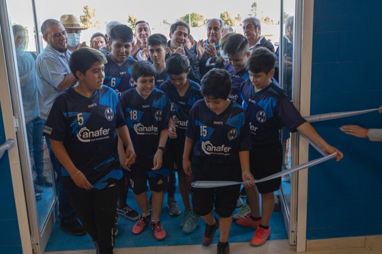 Inauguran el playón y el SUM del club Ferrocarril del Estado