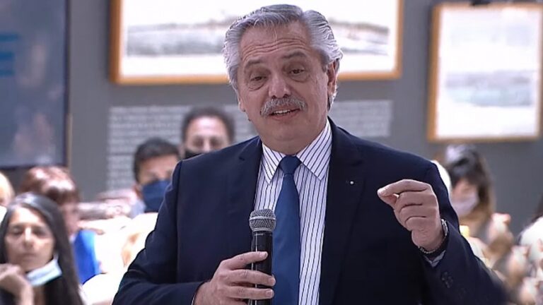 Alberto Fernández anunció un bono de $8.000 para los jubilados que cobren la mínima