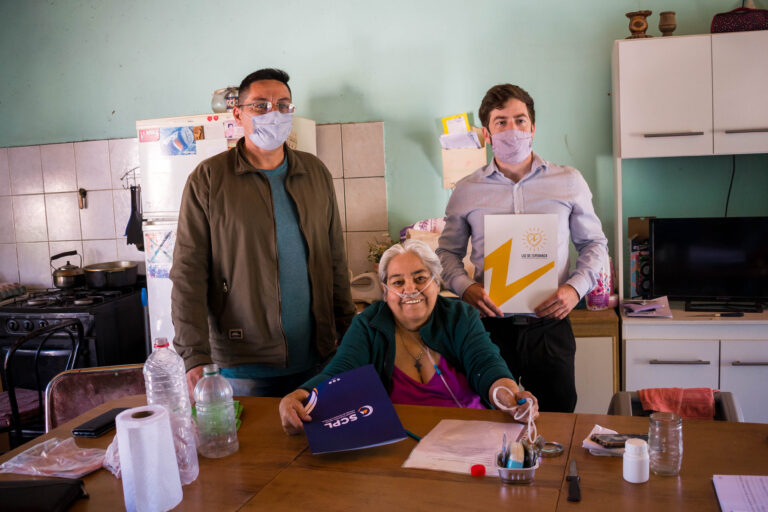 SCPL: Nueva entrega de generador a vecina electrodependiente de la zona norte de Comodoro
