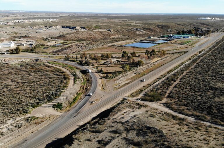 Se firmó el contrato para la construcción de la rotonda de acceso a Dolavon