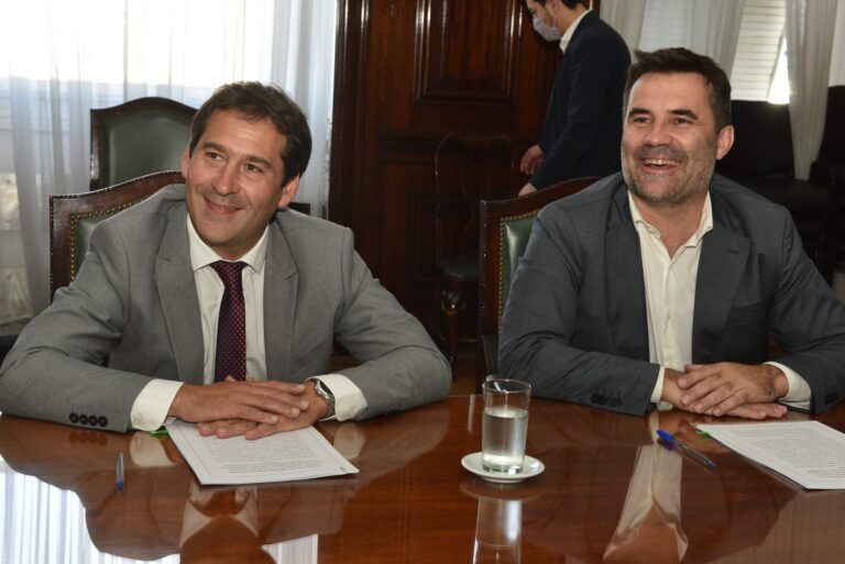 Luque firmó con Nación el comienzo de obras de energía