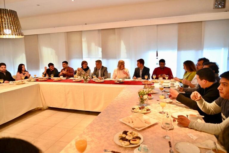 El gobernador Arcioni agasajó a periodistas en su día