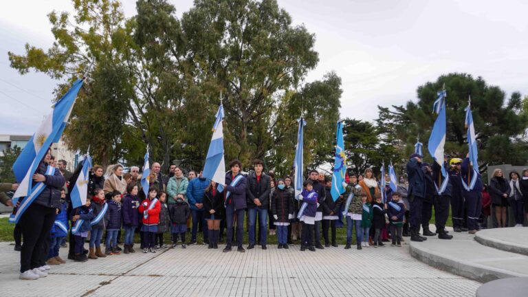 Rada Tilly celebró el 206° aniversario de la Independencia Nacional en la Plaza Roque González