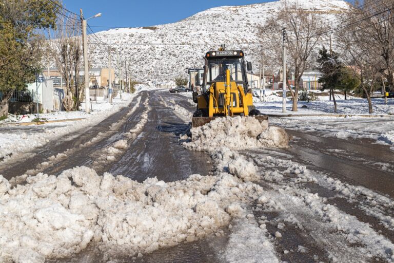 El Municipio de Comodoro incrementa los trabajos tras el temporal de nieve