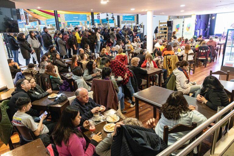 La 9° edición de la Feria del Libro continúa con más de 15 horas de actividades diarias