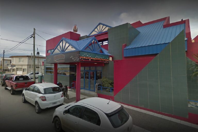 Una mujer agredió a una policía por echarla de Casino