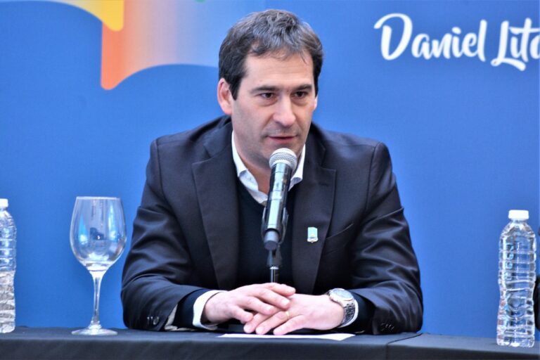 Luque presentó en Buenos Aires la Feria Internacional del Libro 2022