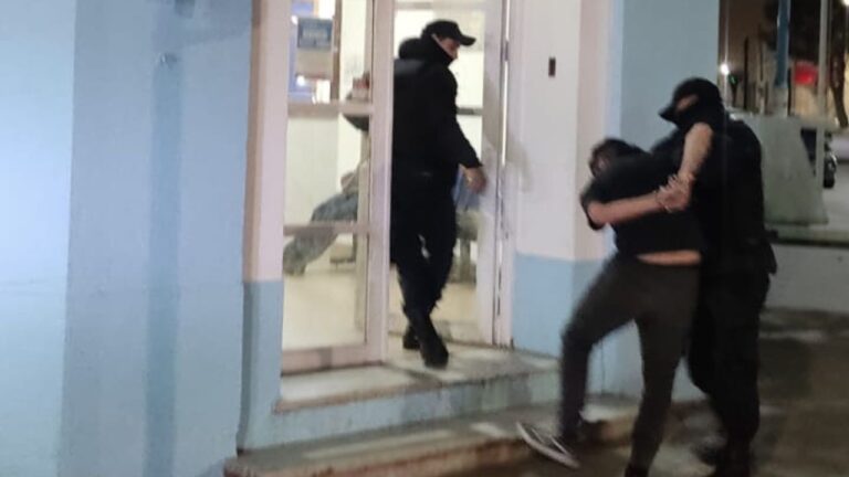 Lo echaron del boliche e invitó a los policias a pelear