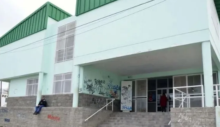 Atraparon a dos menores en el techo de una escuela