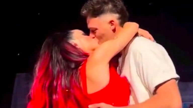 Lali Espósito y Santi Maratea se besaron para celebrar el final exitoso de una nueva colecta