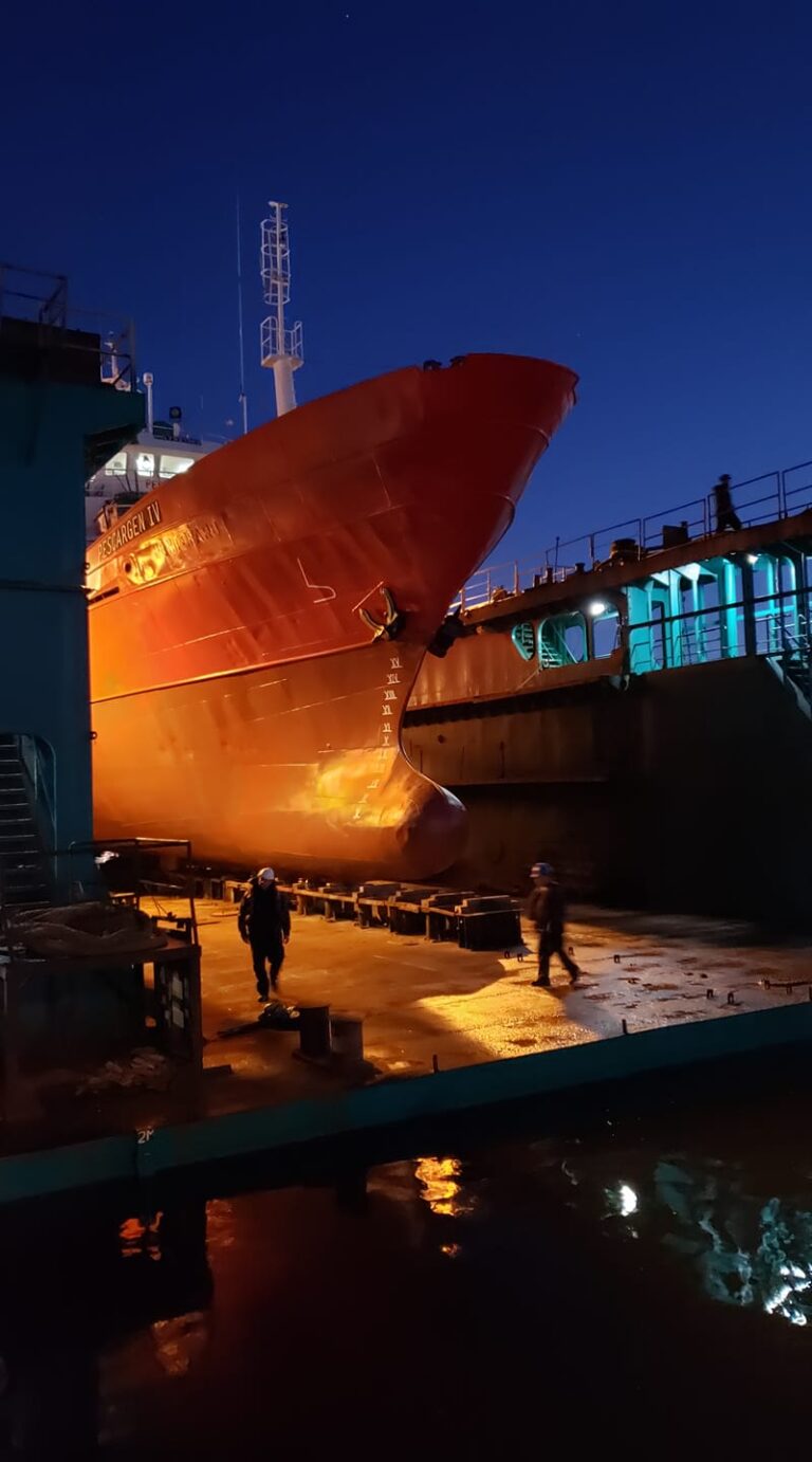Realizan maniobras para evitar el hundimiento de un buque en Puerto Madryn