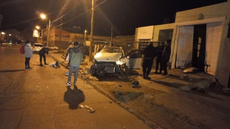 Circulaba en el auto que le prestó su tío y lo chocó contra una casa