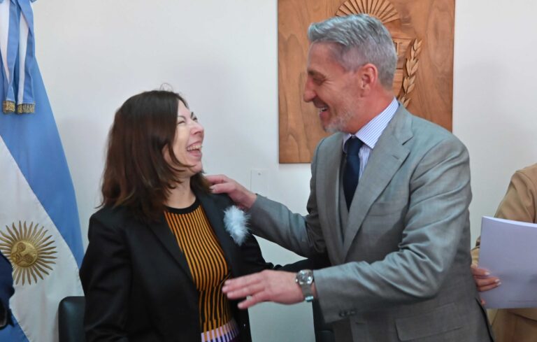 Arcioni y Batakis renovaron el acuerdo para asistir financieramente a las pequeñas y medianas empresas de Chubut