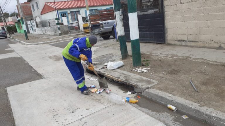 Urbana profundiza el plan de limpieza en bocas de tormenta
