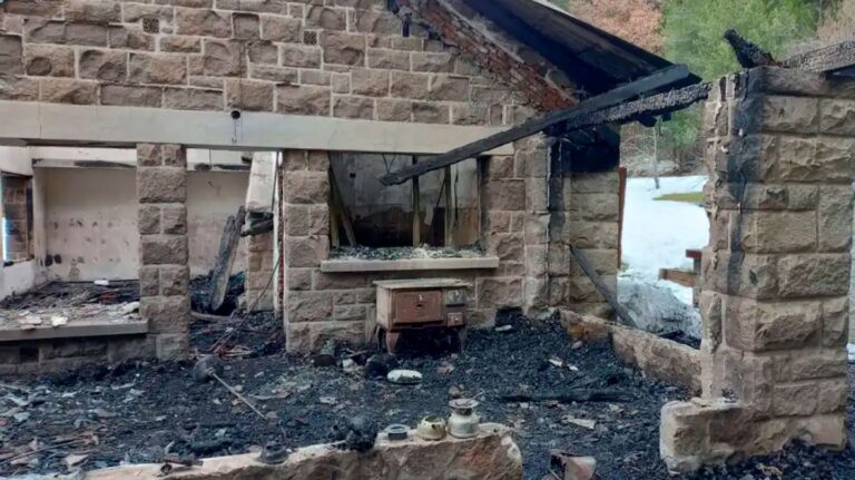 Mapuches incendiaron un puesto de Gendarmería en Villa Mascardi y crece la tensión