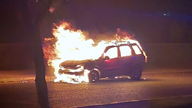Un vehículo se incendió en plena calle