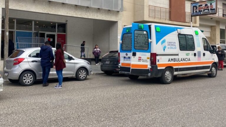 Murió un abuelo mientras esperaba ingresar al Banco Chubut