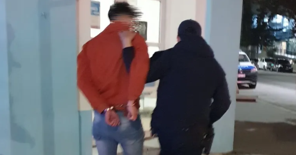 La policía lo quiso detener por generar disturbios y los «invitó» a pelear