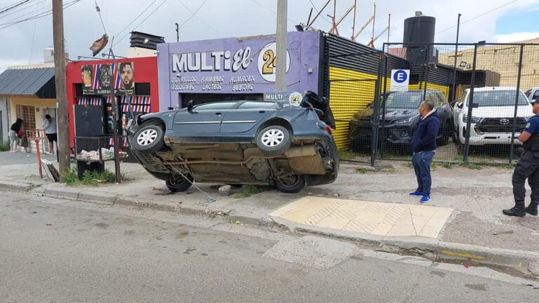 Fuerte vuelco en Avenida Rivadavia con dos heridos
