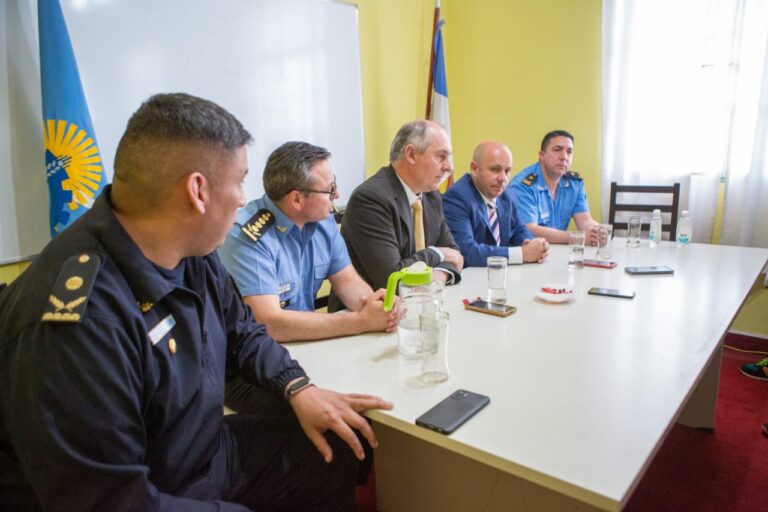 Autoridades provinciales y de la Policía del Chubut respaldaron el trabajo del personal de la fuerza luego de un violento tiroteo