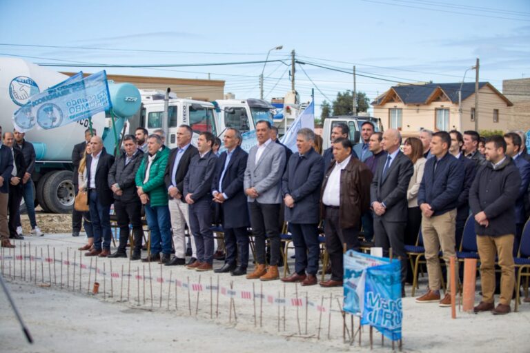 Funcionarios provinciales acompañaron la presentación de la obra “Colegio de los Trabajadores” en Comodoro Rivadavia
