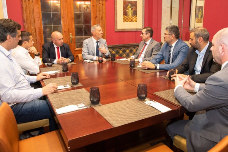 Arcioni se reunió con las cámaras empresarias chubutenses del sector de la pesca