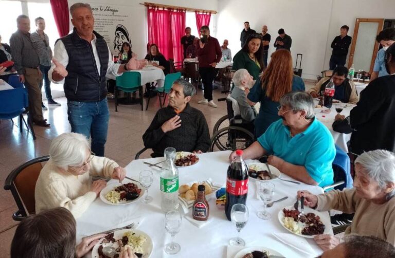 Arcioni compartió un almuerzo con los abuelos y el personal del Hogar Pablo VI